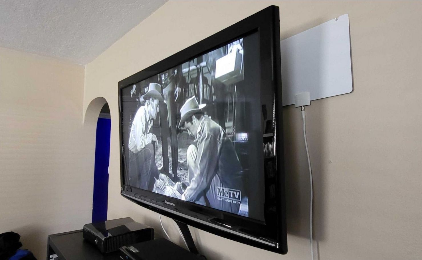 Mohu Leaf 50 mounted on wall The Mohu Leaf 50 looking conspicuous mounted on a wall.