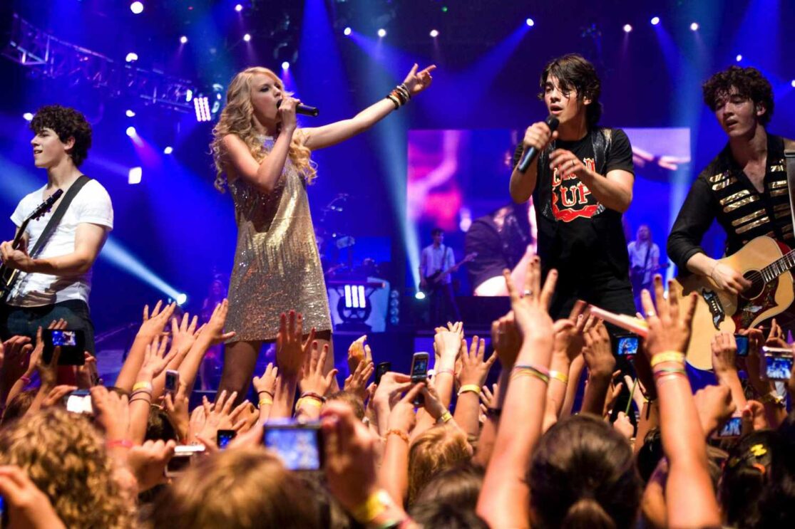Taylor Swift singing on tour with the Jonas Brothers