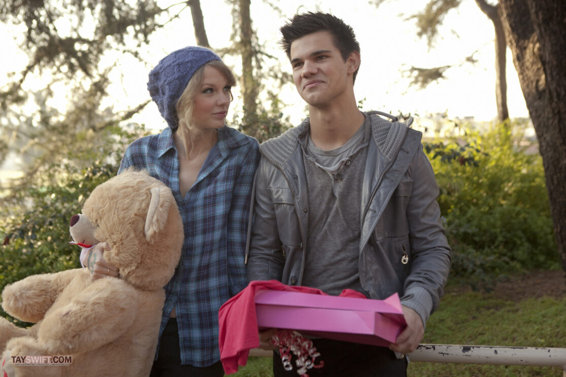 Taylor Swift and Taylor Lautner in Valentine's Day