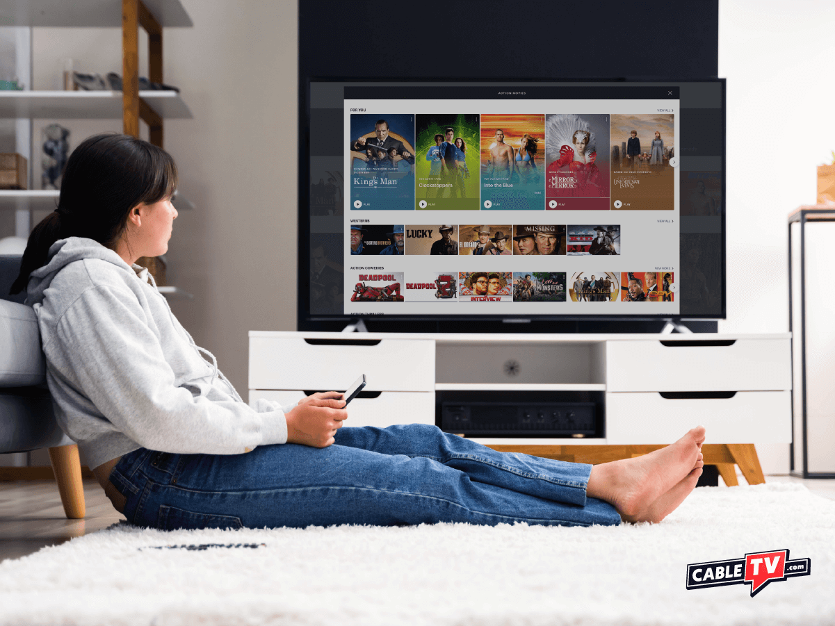 Женщина смотрит Hulu на Smart TV