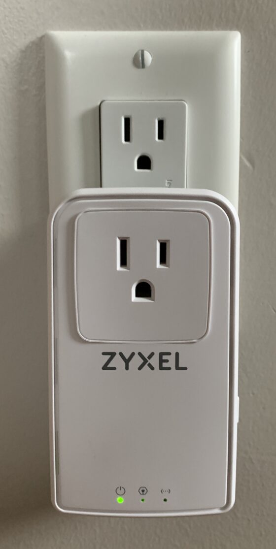 You can still use both plugs in a wall outlet when the Zyxel is plugged in.